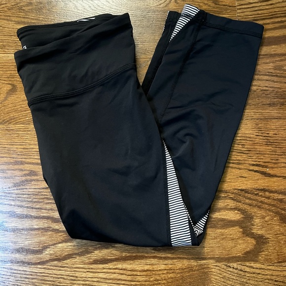 2/$15 Women’s GapFit gfast small black capri leggings - Picture 2 of 11